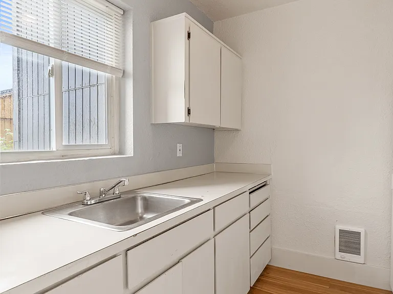 215 E 1st St #103 — Photo 10