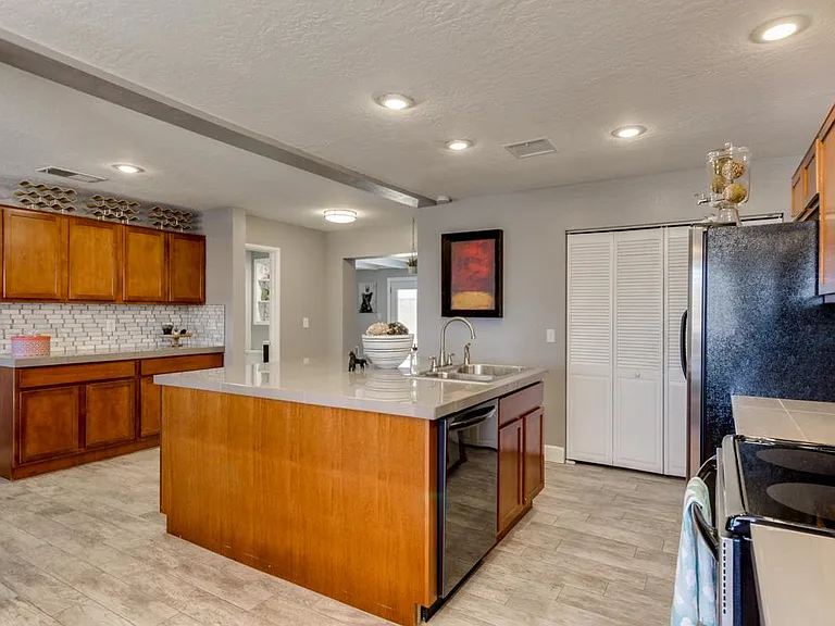 318 E Butler Dr — Photo 16