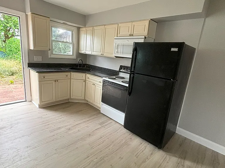 5684 Greens Dr — Photo 2