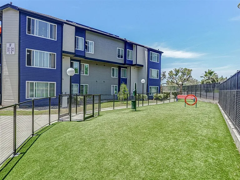 River House Apartments — Photo 26