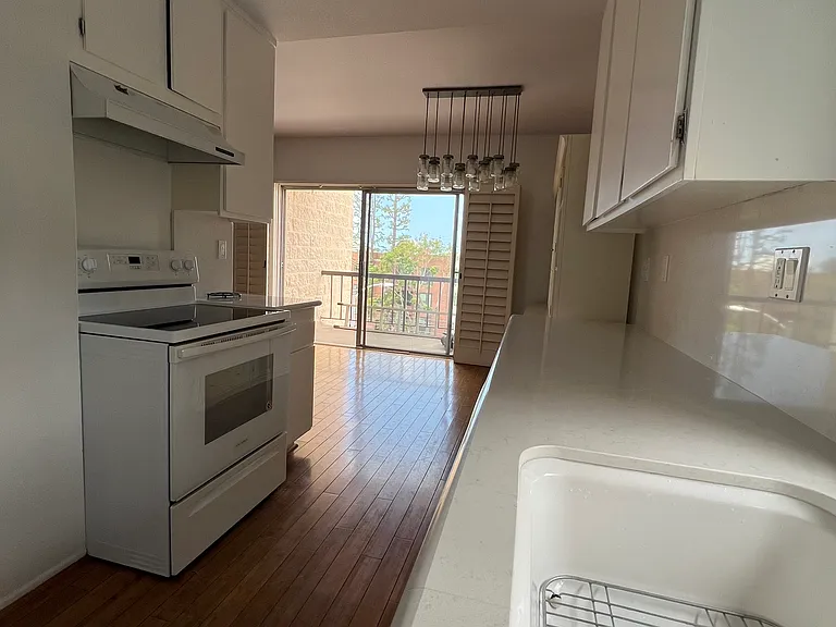622 S Barrington Ave #301 — Photo 23