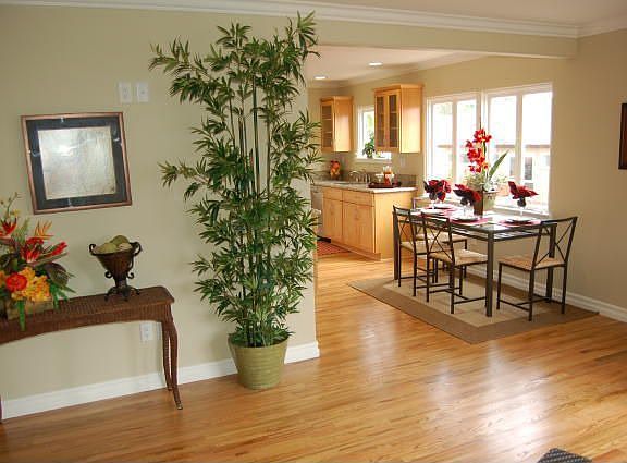 Warm and Inviting upon Entry... Welcome Home! Perfect for any style decor!!