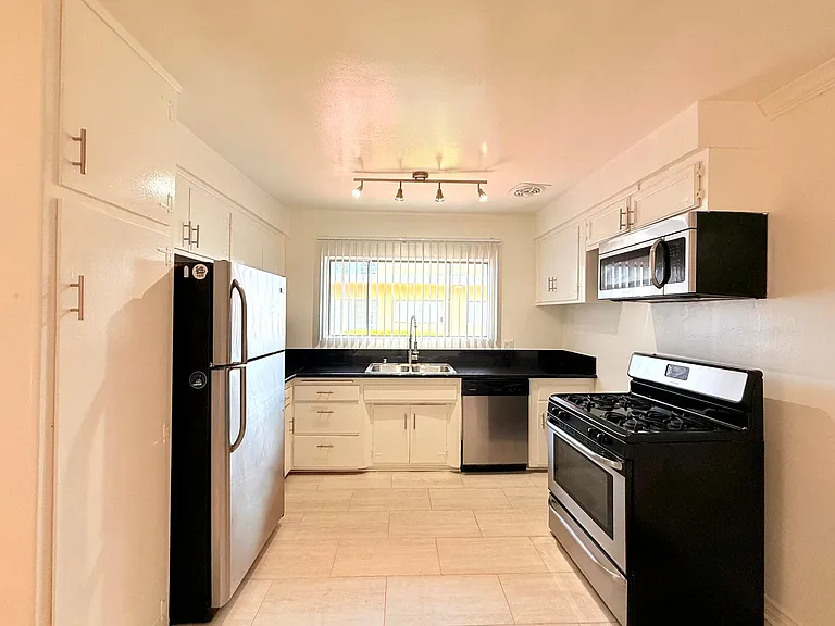 1323 N. Bronson Avenue — Photo 6