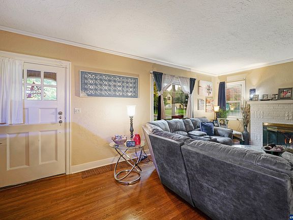 4th image of 915 Winter St NE