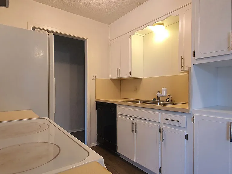2922 N Oakes St — Photo 3