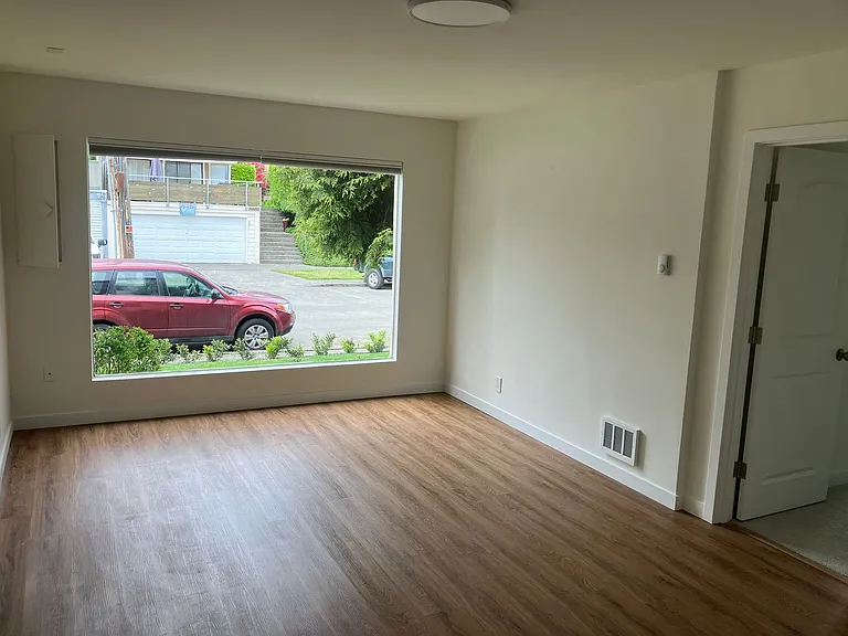 Lake Court Apartments — Photo 6