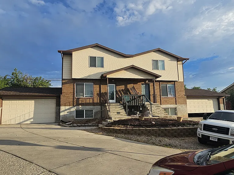 2318 E Claybourne Ave — Photo 2