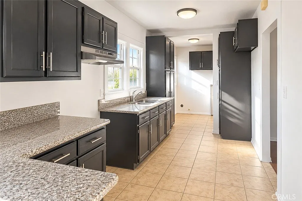 2 bed, 850 sqft, $2,650 — Photo 2