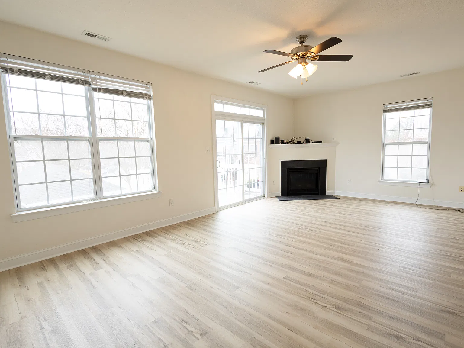4 bed, 3.5 bath, 2704 sqft, $3,250 — Photo 3
