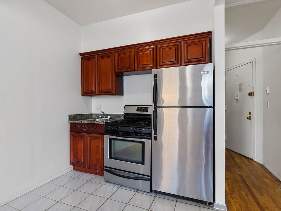 1st image of 320 W 49th St APT 3fe