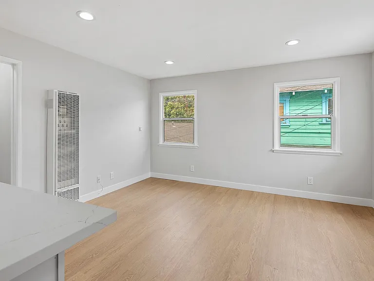 1107 E 3rd St #B — Photo 15