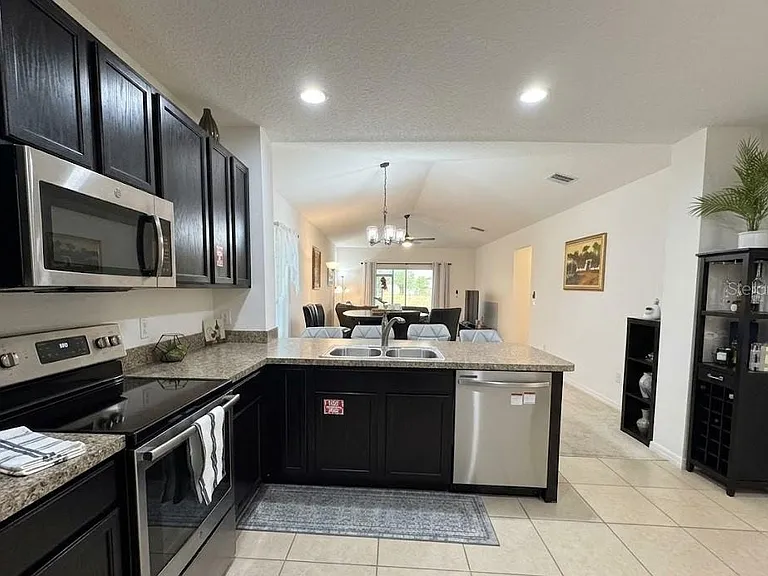 643 Samuel Pl — Photo 7