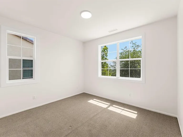 636 E Boxwood Ln — Photo 11