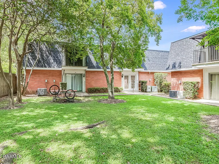 211 Versailles Blvd #10 — Photo 3