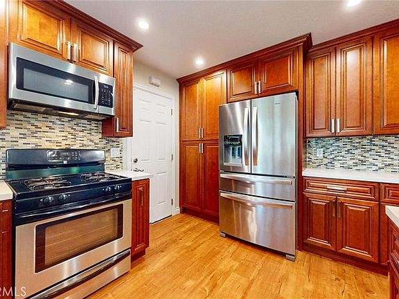 3rd image of 826 E Penrod Dr