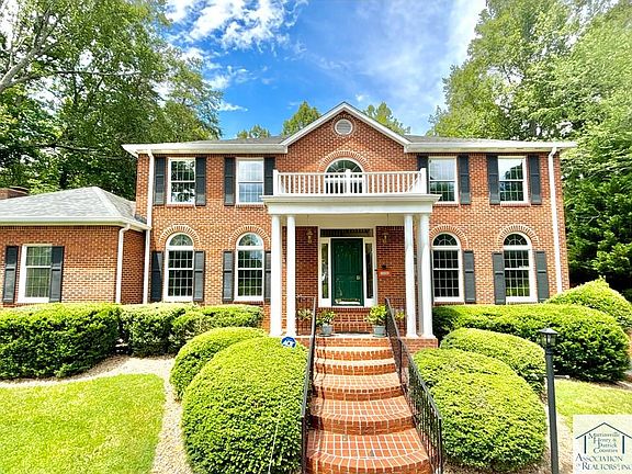 5th image of 1109 Country Club Dr