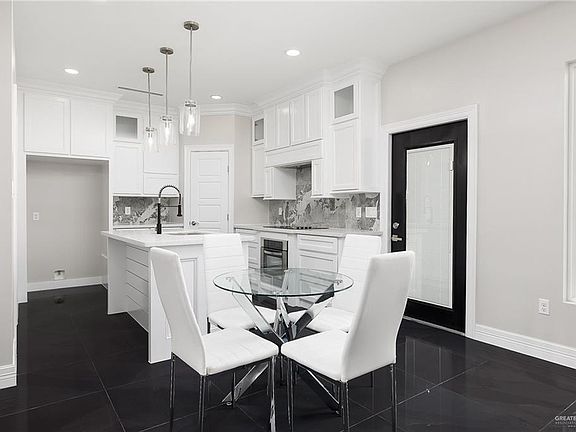 4th image of 224 Gustoso Ave