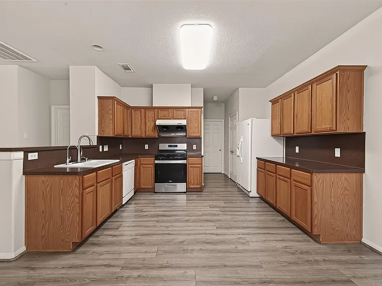 13915 Maleewan Ln — Photo 10