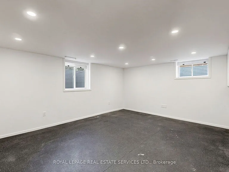 255 Oakwood Cres — Photo 36