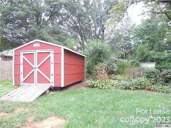 4th image of 301 Rosemary Ln