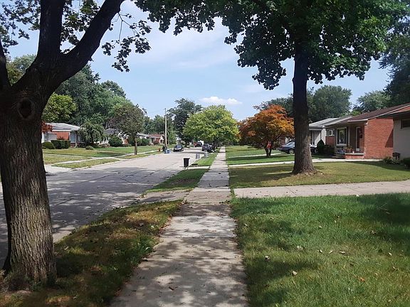 3rd image of 906 Woodlawn Ave