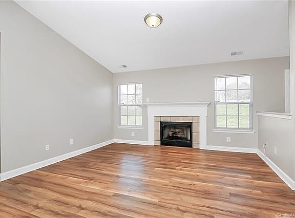 4th image of 2432 Fabyan Ln