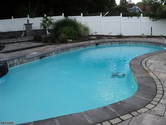 4th image of 10 Clearwater Rd