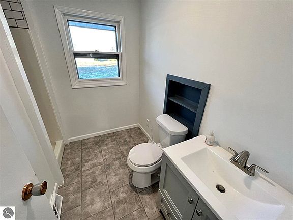 3rd image of 613 Leeson Ave