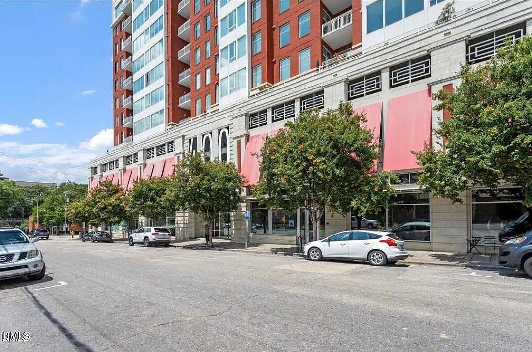 West Condominiums — Photo 2