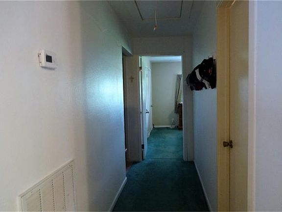 Hallway to bedrooms/