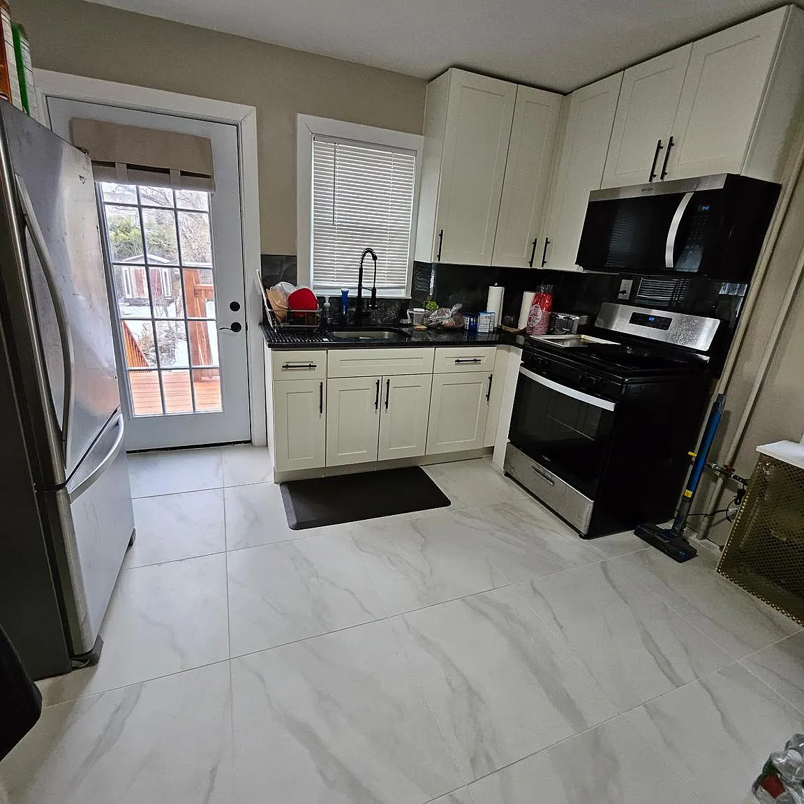 3 bed, 1.5 bath, 1274 sqft, $2,400 — Photo 2