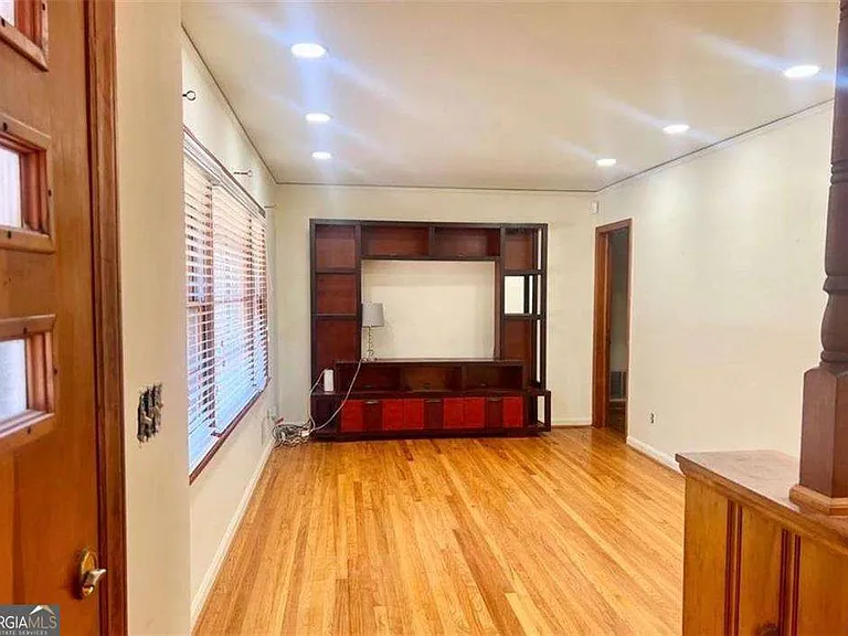 2560 Wood Valley Dr — Photo 2