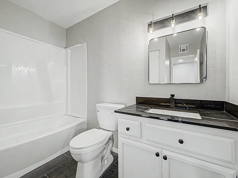 416 W Ivanhoe Pl — Photo 9