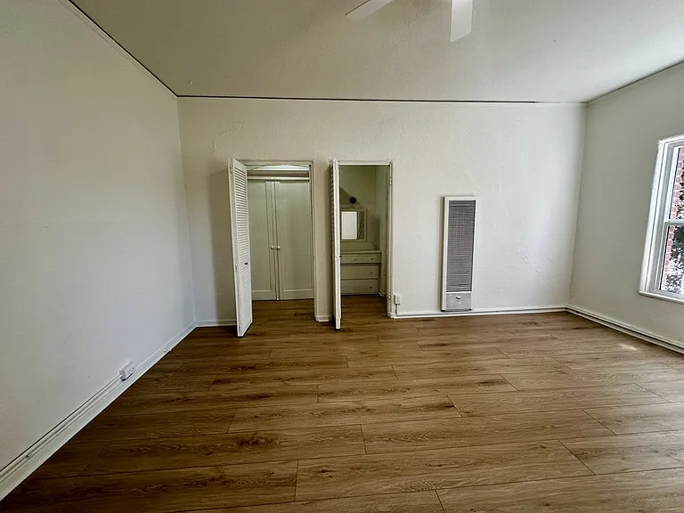 213 S Jackson St — Photo 5