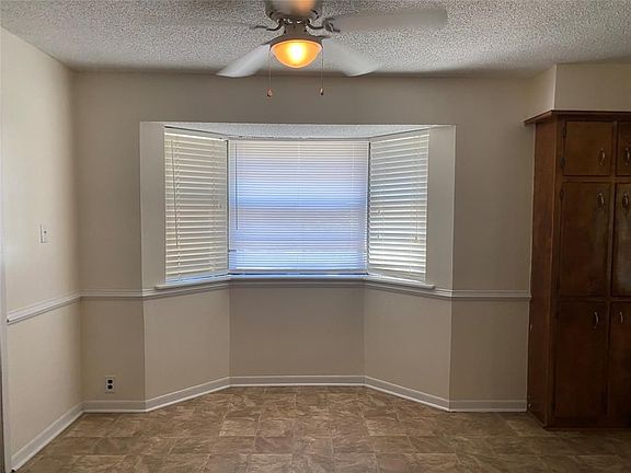 3rd image of 606 Dogwood St