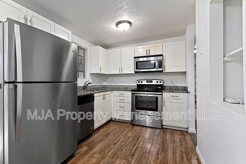 6 bed, 2.0 bath, 2223 sqft, $2,695 — Photo 4