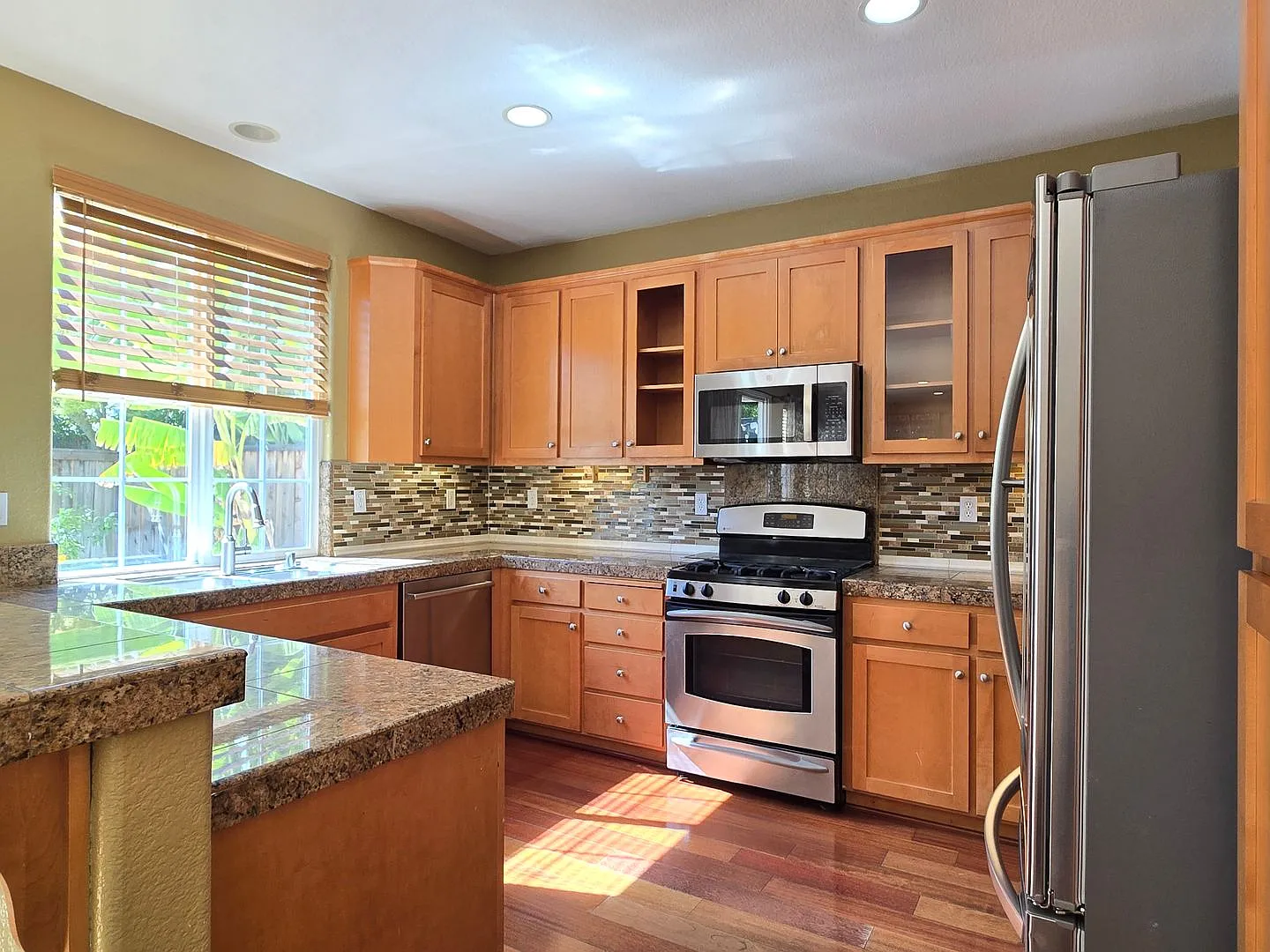 Spacious Evergreen Single Family Home, Corner Lot, Elegant Inside, Fresh Paint, Nice Backyard, De... — Photo 2