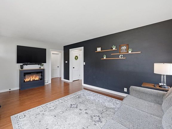 3rd image of 731 Edward St