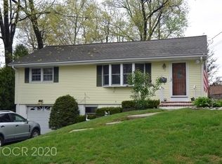7 Hilltop Ter, Bloomingdale, NJ 07403