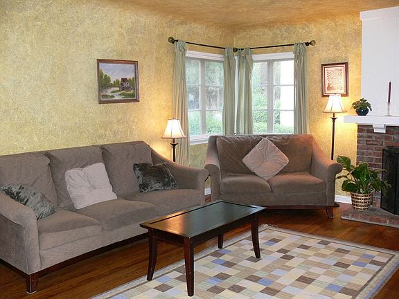 Another angle of LR -- note rounded ceiling!