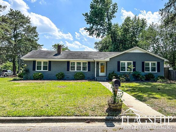 4th image of 110 Alexander Cir