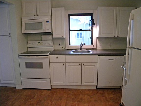 KITCHEN WITH APPLIANCES