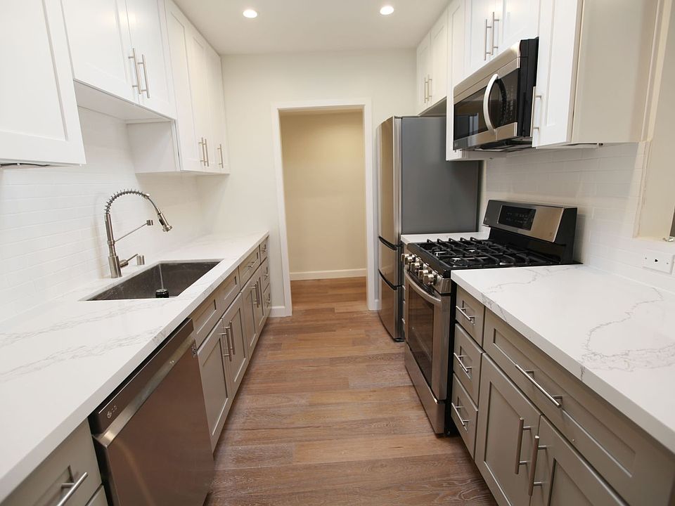 2nd image of 915 3rd St APT 303