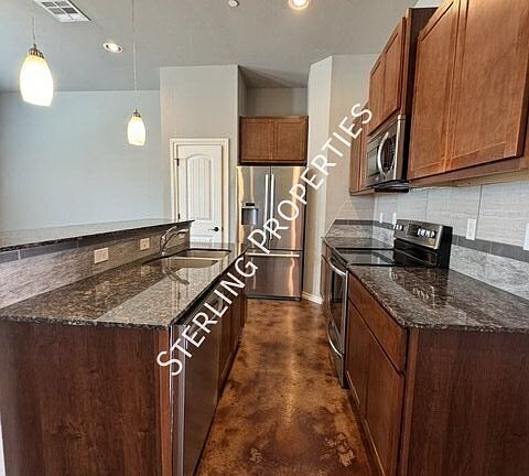 5th image of 587 S Fretz Ave
