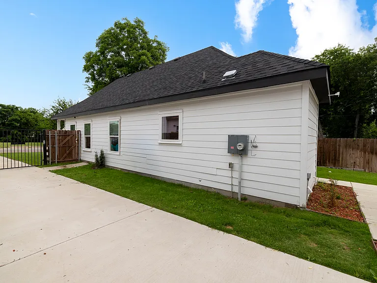 Side-view of driveway and house.