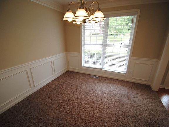 4th image of 951 Simon Park Cir