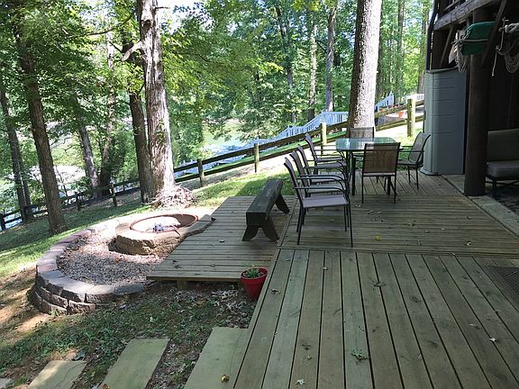3rd image of 682 Parkview Dr