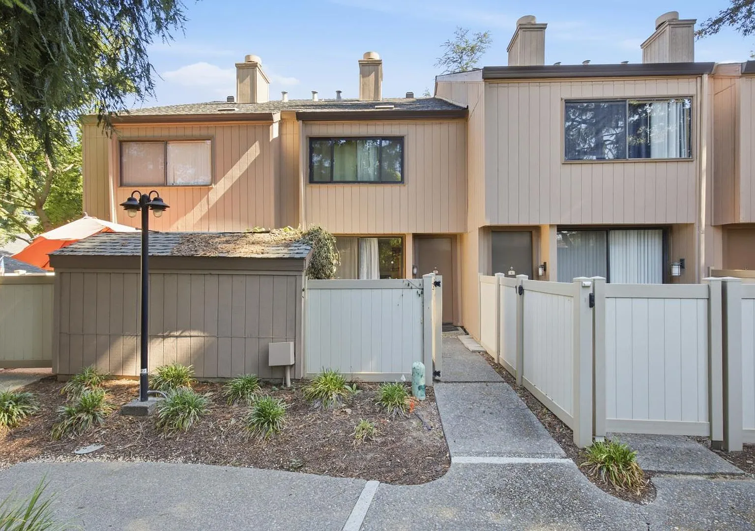 Best Darned 1 Bedroom Townhouse Deal Period — Photo 3