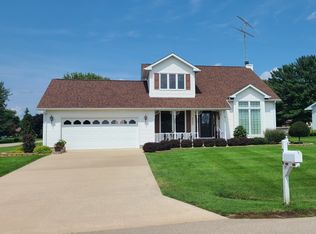 256 Cambridge Ct, Dixon, IL 61021