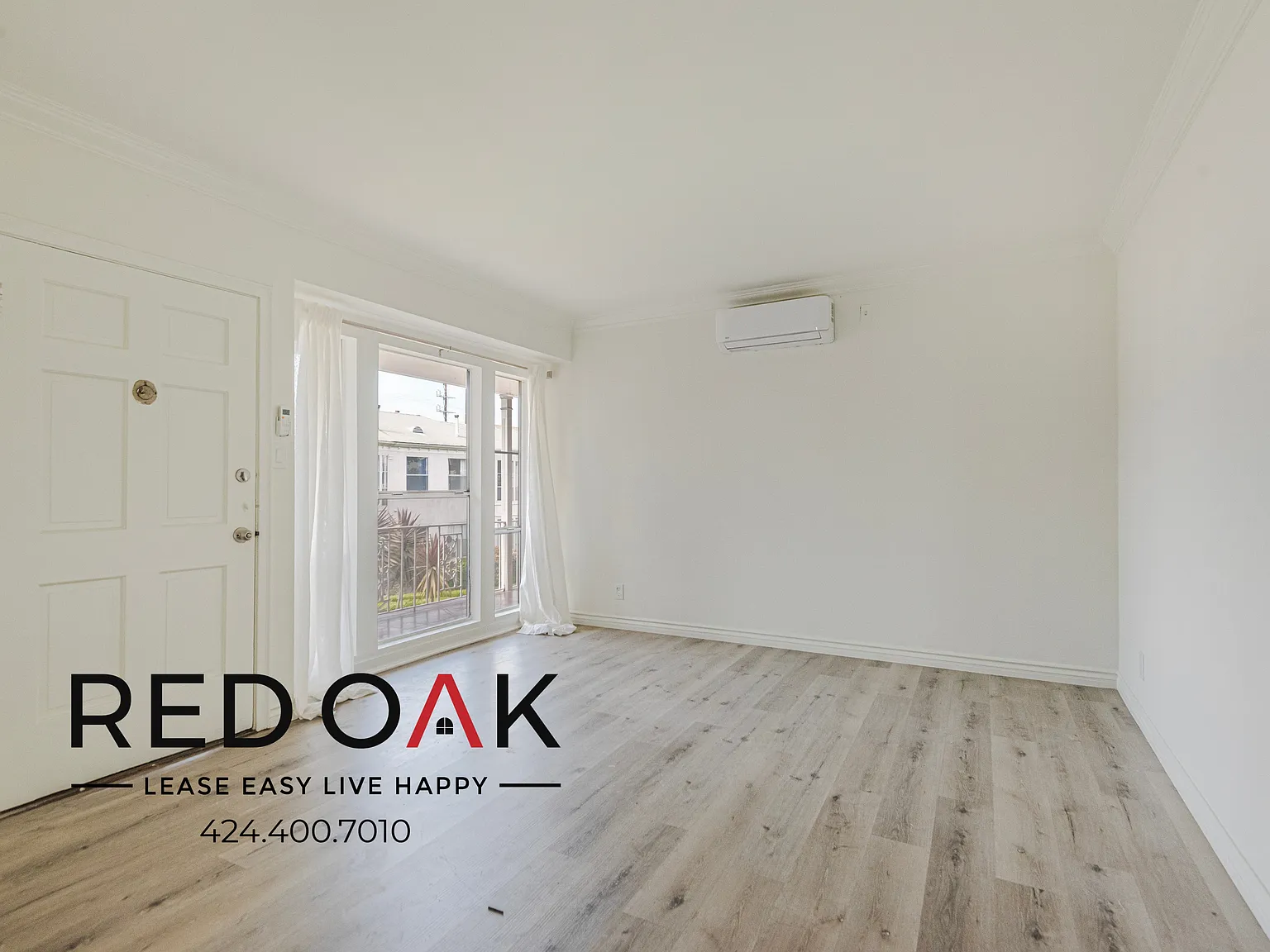 Spacious and Bright One Bedroom Featuring Eat-In Kitchen and On-Site Laundry ~ In PRIME Los Angeles! — Photo 1